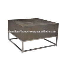Table basse industrielle en bois et en métaux